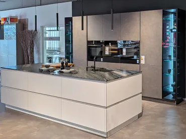 GRIMM Küchen Freiburg - Musterküche 40 - Seitenansicht