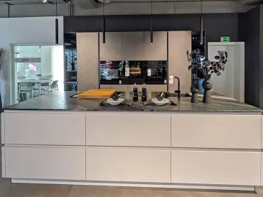 GRIMM Küchen Freiburg - Musterküche 40 - Frontansicht