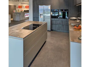 GRIMM Küchen Karlsruhe - Musterküche 01 - Seitenansicht