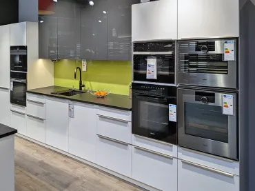 GRIMM Küchen Karlsruhe - Musterküche 10 - Frontansicht