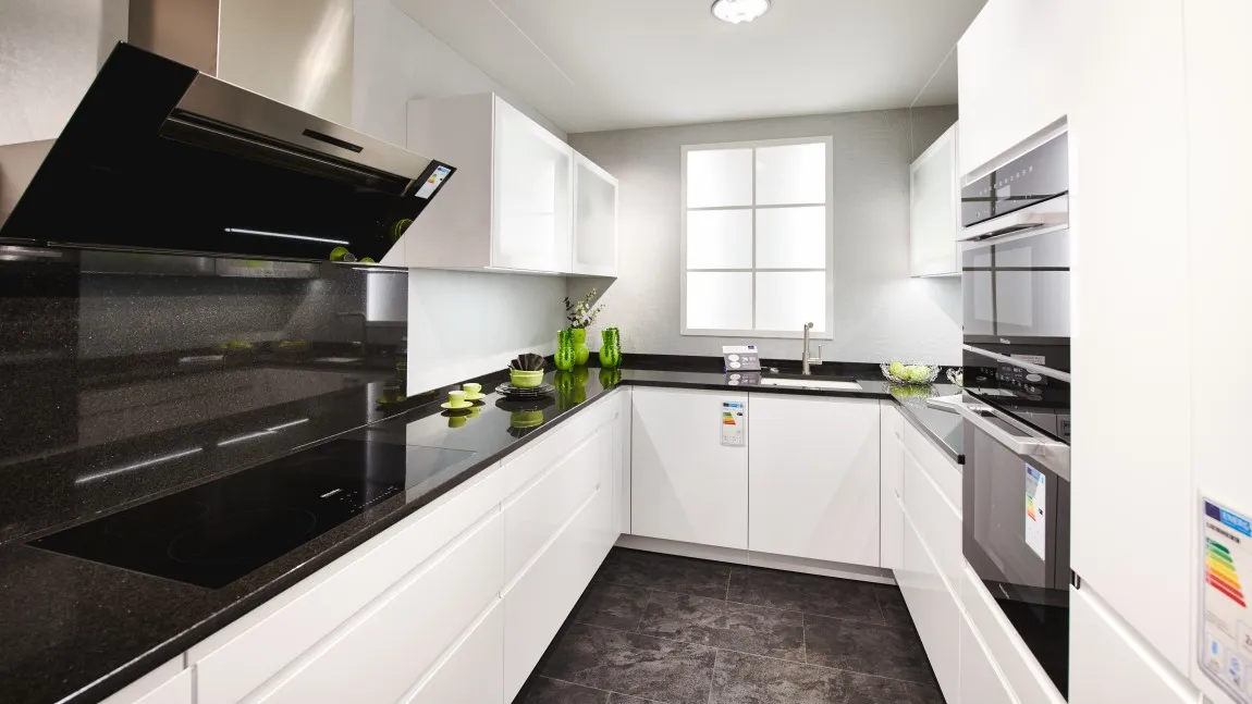 Moderne U-Küche bei GRIMM Küchen in der Nähe von Baden-Baden