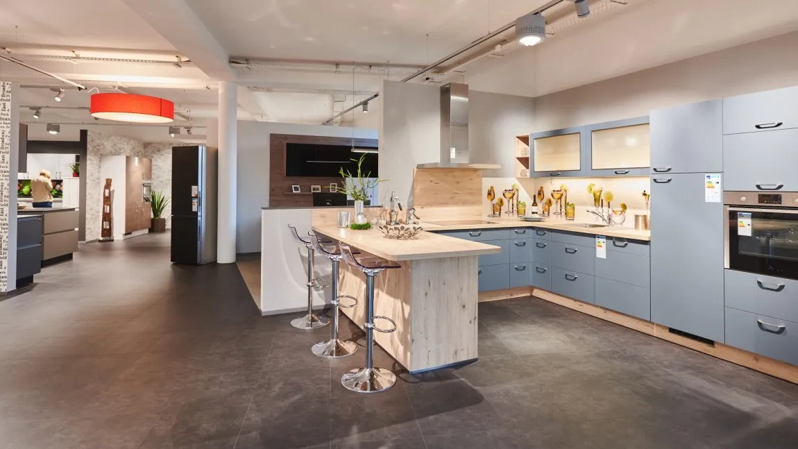 GRIMM Küchen - Küchenaustellung Freiburg - Küche blau, Arbeitsplatte Holz GRIMM Küchen - Küchenaustellung Freiburg - Küche blau, Arbeitsplatte Holz