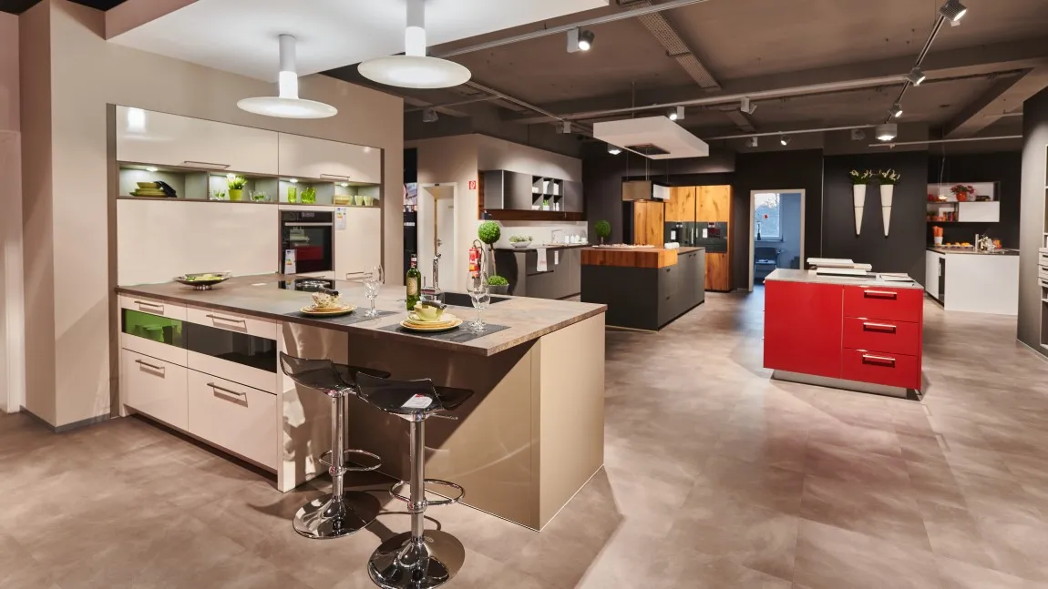 GRIMM Küchen - Küchenaustellung Freiburg - Küche weiß, Arbeitsplatte grau GRIMM Küchen - Küchenaustellung Freiburg - Küche weiß, Arbeitsplatte grau