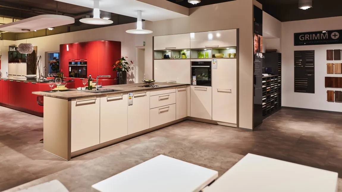 GRIMM Küchen - Küchenaustellung Freiburg - Küche weiß, Arbeitsplatte Holz GRIMM Küchen - Küchenaustellung Freiburg - Küche weiß, Arbeitsplatte Holz