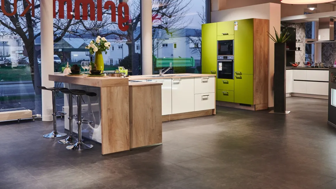 GRIMM Küchen - Küchenaustellung Freiburg - Küche weiß, Arbeitsplatte und Front Holz GRIMM Küchen - Küchenaustellung Freiburg - Küche weiß, Arbeitsplatte und Front Holz