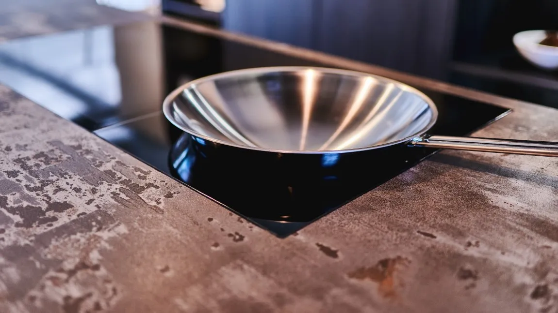 GRIMM Küchen - Küchenstudio Binzen - Küche Metall Arbeitsplatte Wok Herd