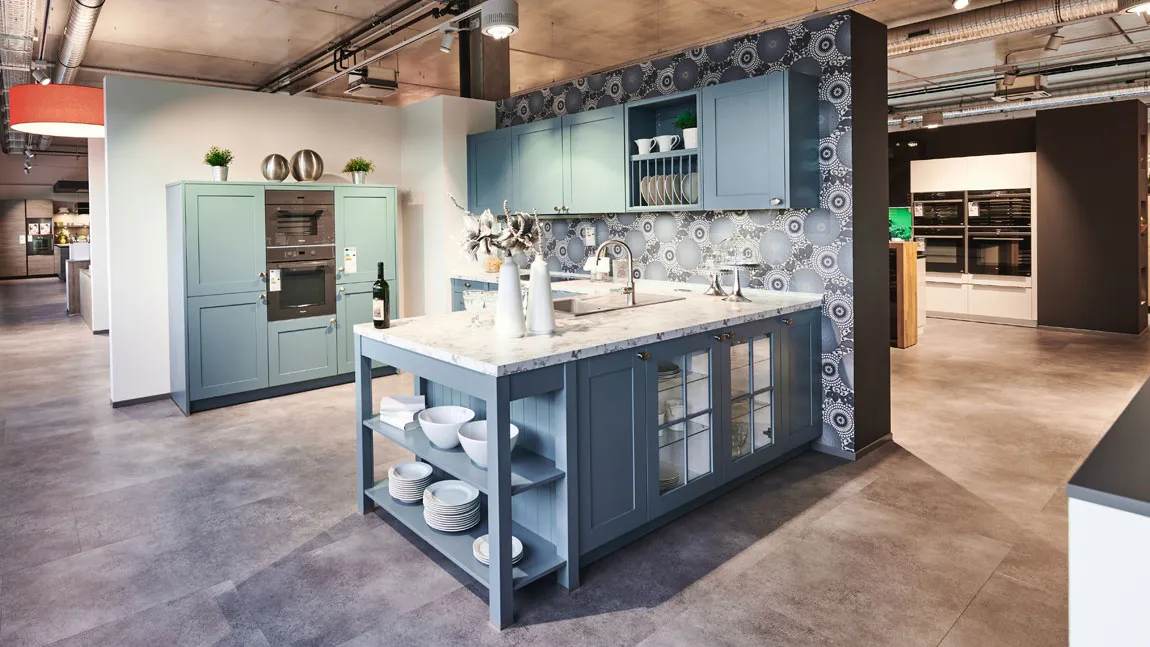 GRIMM Küchen Karlsdorf-Neuthard - Unsere Küchenausstellung im bawo-Center - Landhausküche blau