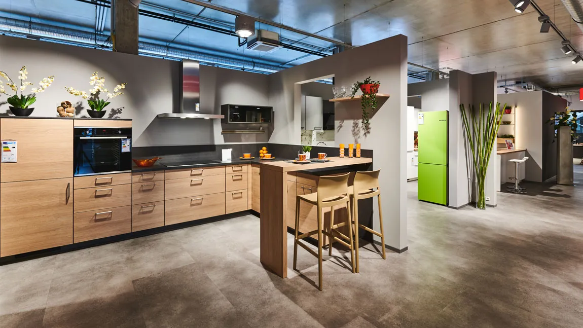 GRIMM Küchen Karlsdorf-Neuthard - Unsere Küchenausstellung im bawo-Center - Küche in Holzoptik