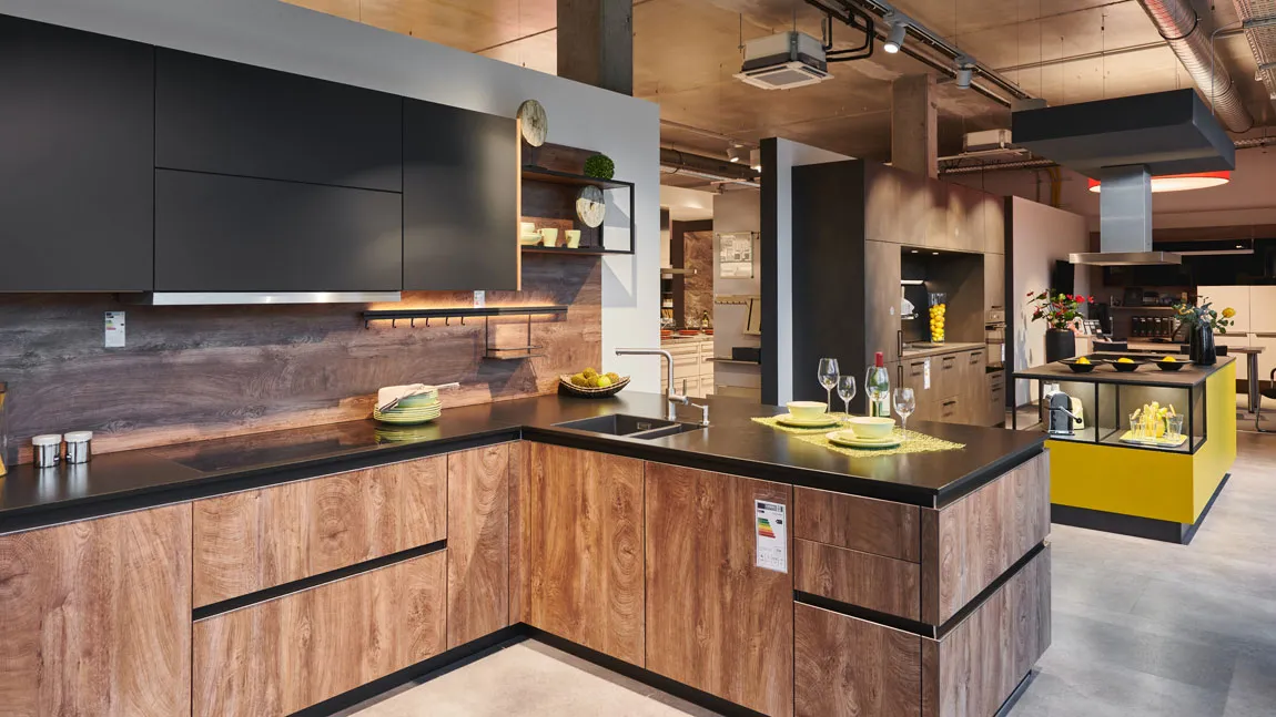 GRIMM Küchen Karlsdorf-Neuthard - Unsere Küchenausstellung im bawo-Center - Küche mit Griffleisten