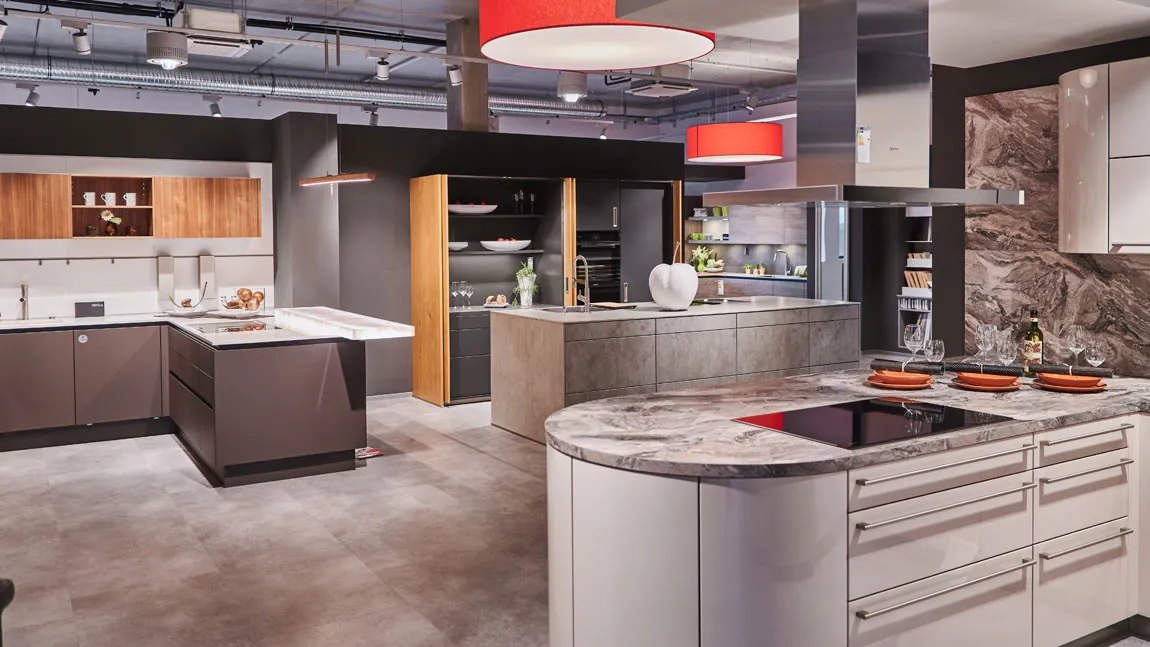 GRIMM Küchen Karlsdorf-Neuthard - Unsere Küchenausstellung im bawo-Center - Küche mit abgerundeten Ecken