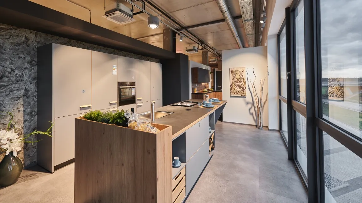 GRIMM Küchenstudio Karlsdorf-Neuthard - Unsere Küchenausstellung im bawo-Center - Küche hell mit Holz-Arbeitsplatte GRIMM Küchenstudio Karlsdorf-Neuthard - Unsere Küchenausstellung im bawo-Center - Küche hell mit Holz-Arbeitsplatte