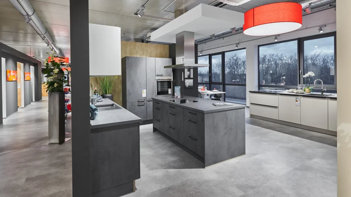 GRIMM Küchenstudio Karlsdorf-Neuthard - Unsere Küchenausstellung im bawo-Center - Küche grau GRIMM Küchenstudio Karlsdorf-Neuthard - Unsere Küchenausstellung im bawo-Center - Küche grau