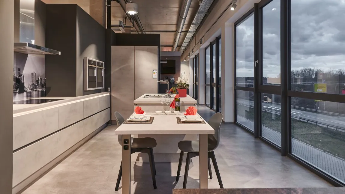 GRIMM Küchenstudio Karlsdorf-Neuthard - Unsere Küchenausstellung im bawo-Center - Küche weiß GRIMM Küchenstudio Karlsdorf-Neuthard - Unsere Küchenausstellung im bawo-Center - Küche weiß